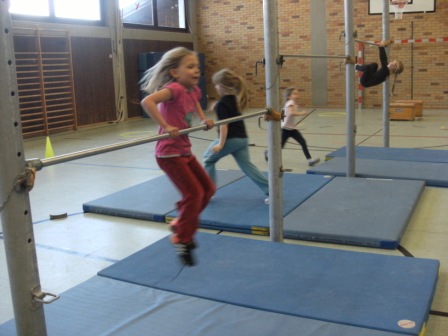 Schulkinder-Turnen in M&uuml;nsing
